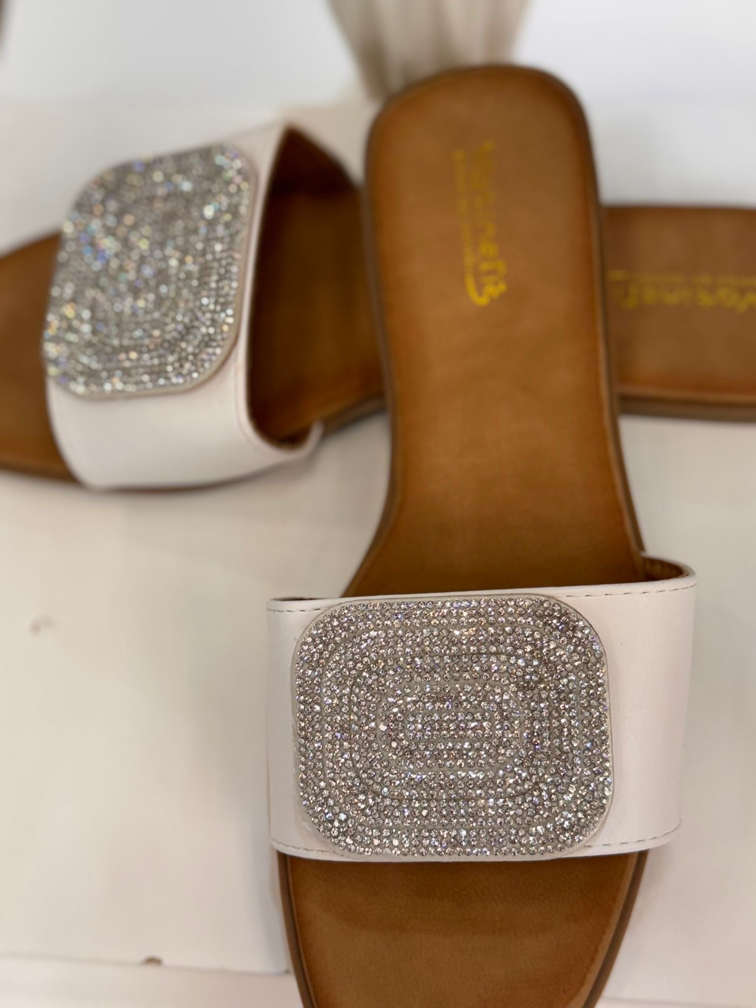 Zapatillas, círculo brillosa