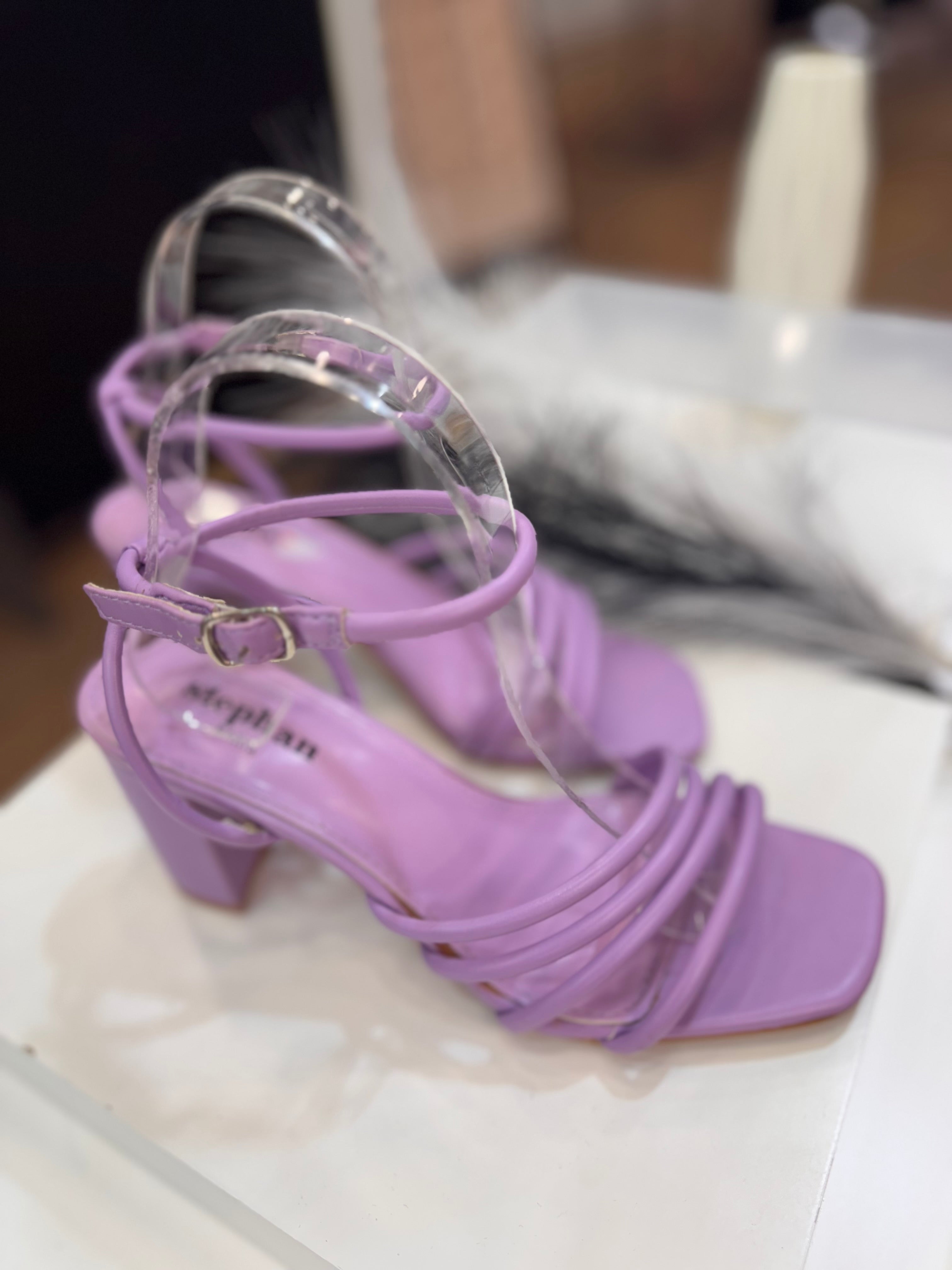 Tacón morado bajo