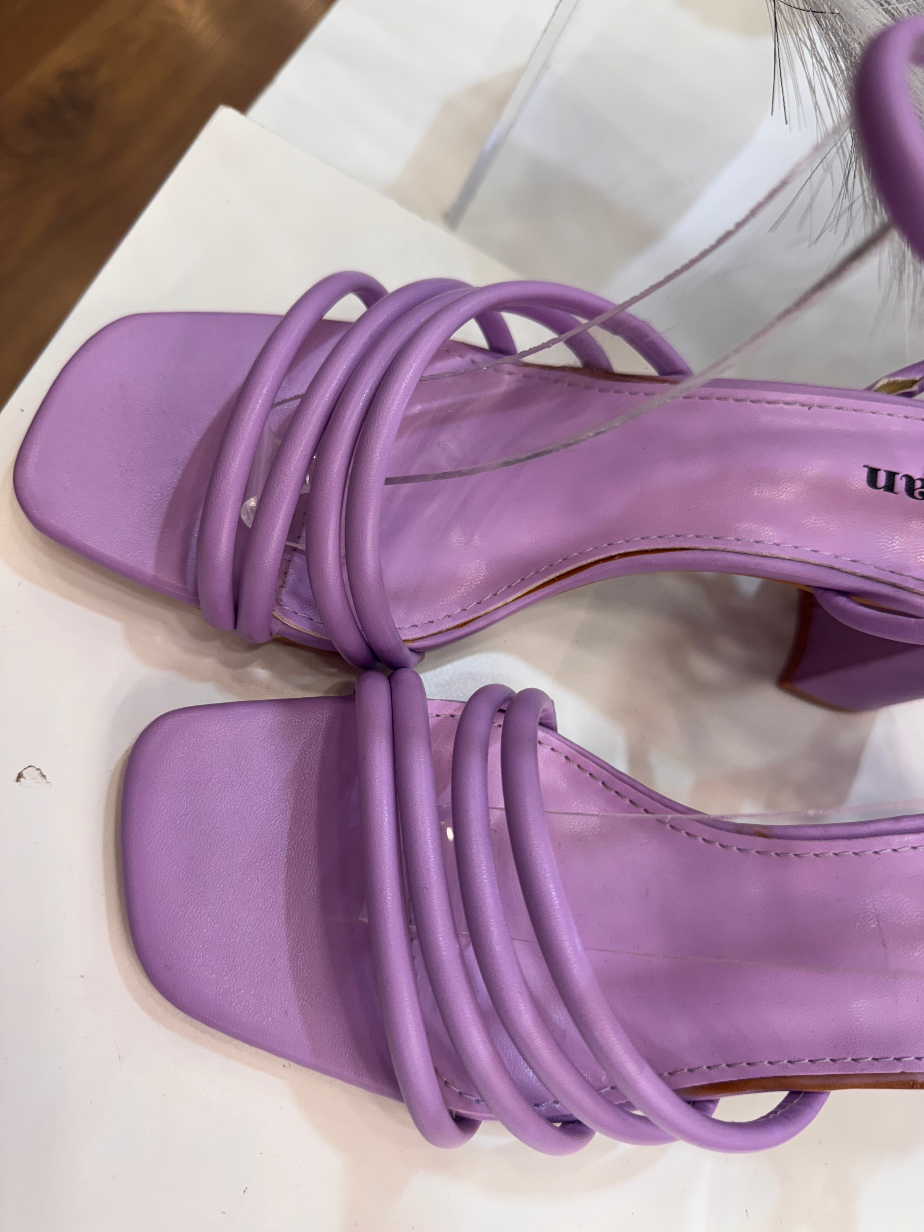 Tacón morado bajo