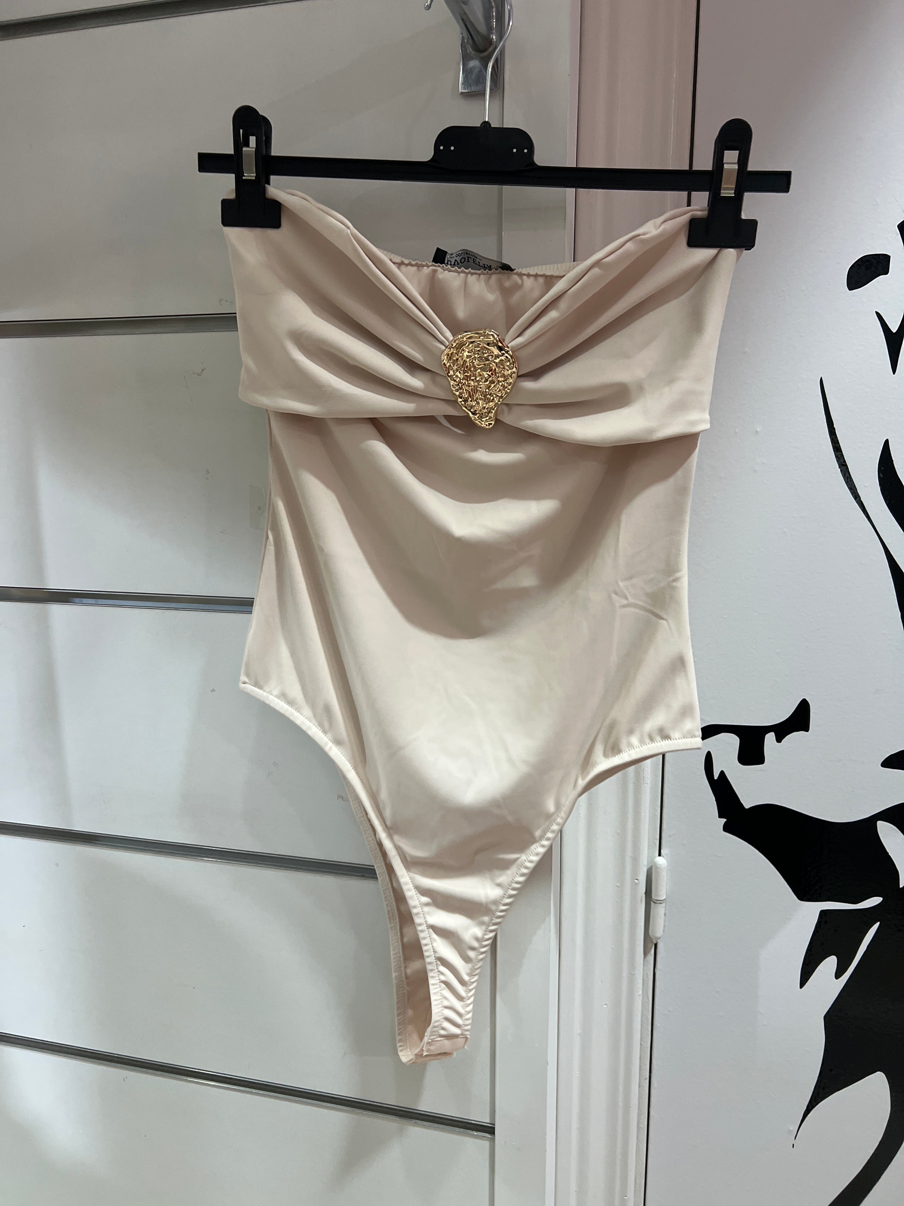 Body broche