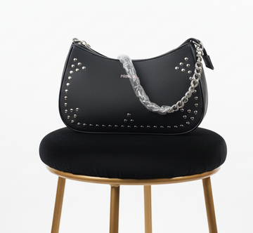 Bolso con tachuelas