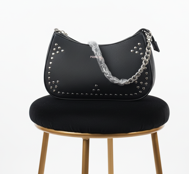 Bolso con tachuelas
